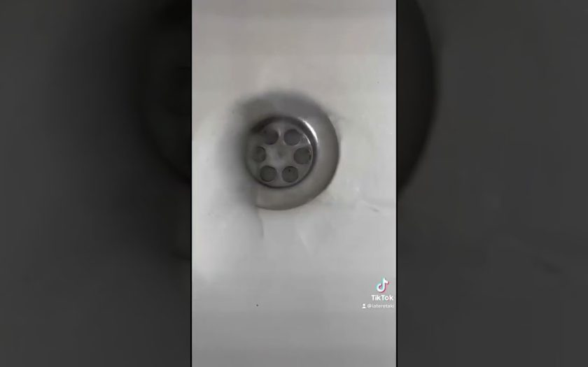 Consecuencias de ignorar un atasco leve en el baño